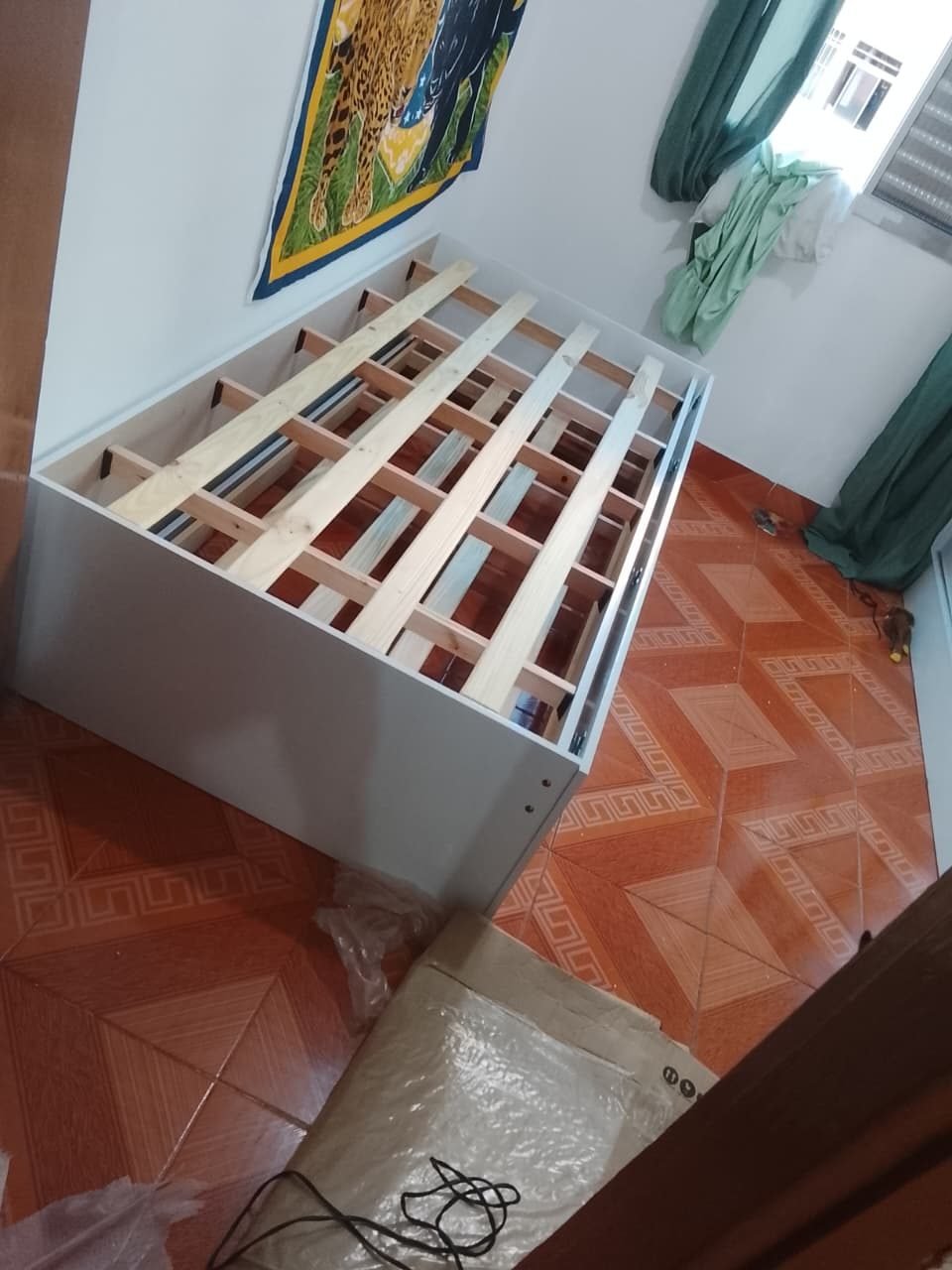 Base de cama em montagem no quarto
