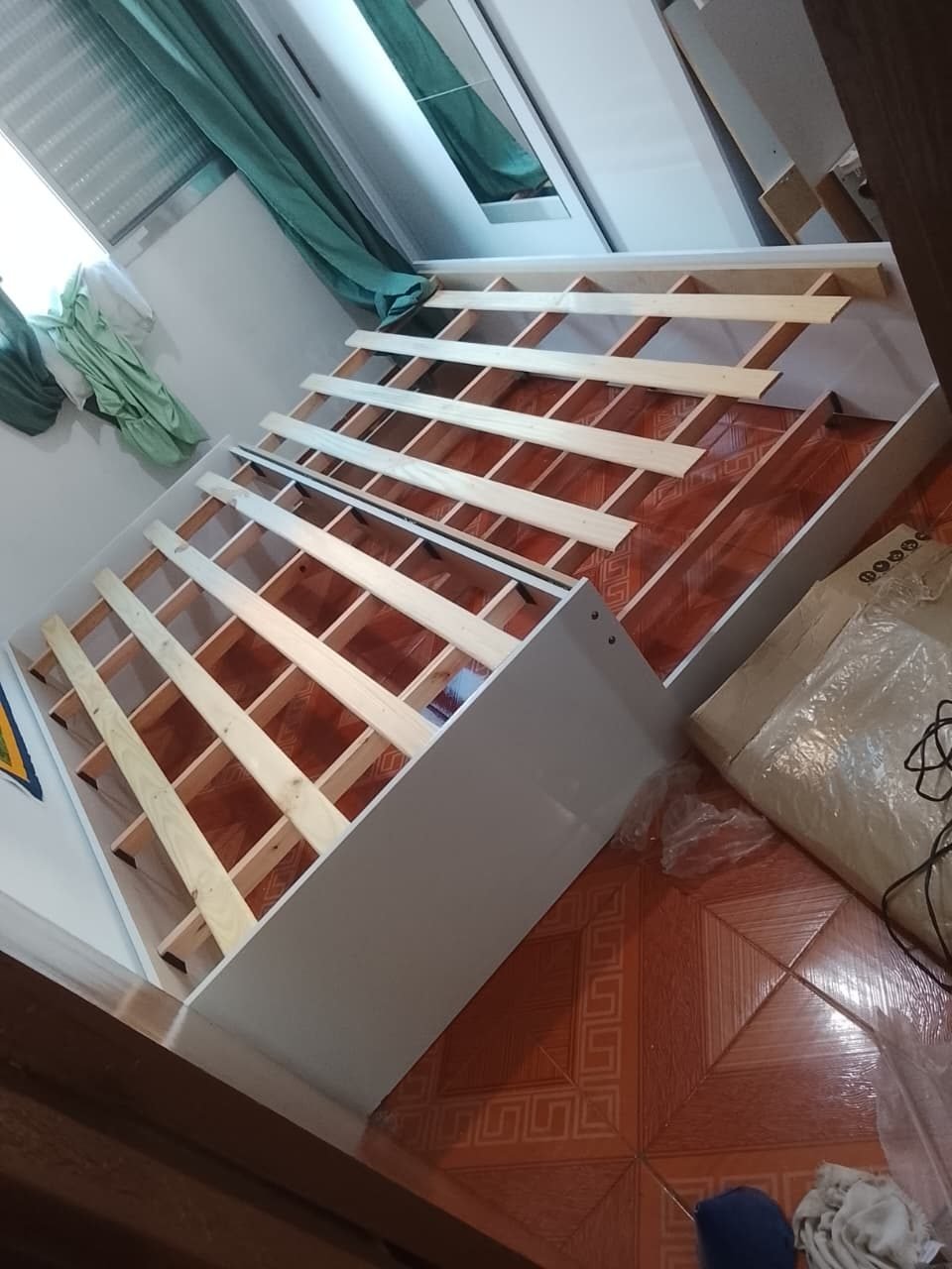 Estrutura de cama sendo finalizada