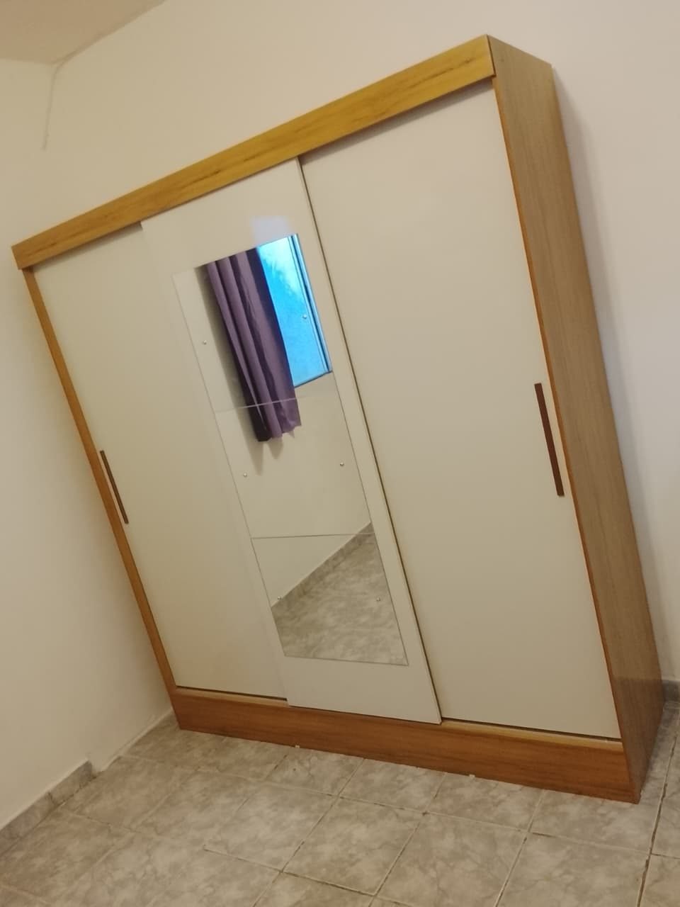 Guarda-roupa claro com espelho central montado