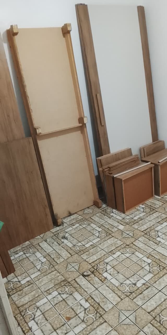 Pecas de movel separadas para montagem organizada