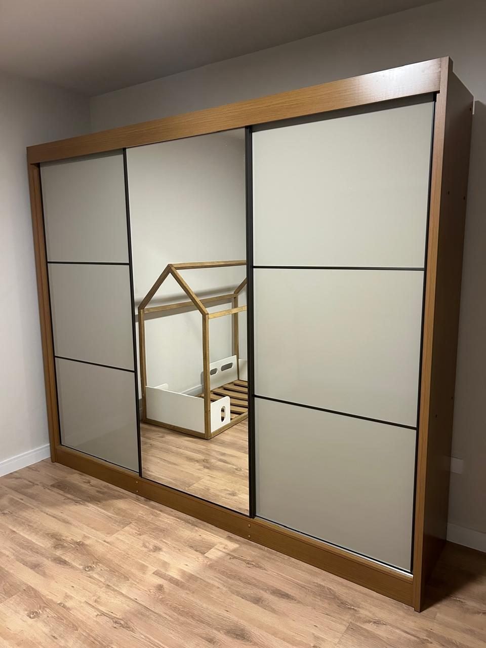 Guarda-roupa com portas de correr e espelho depois da montagem