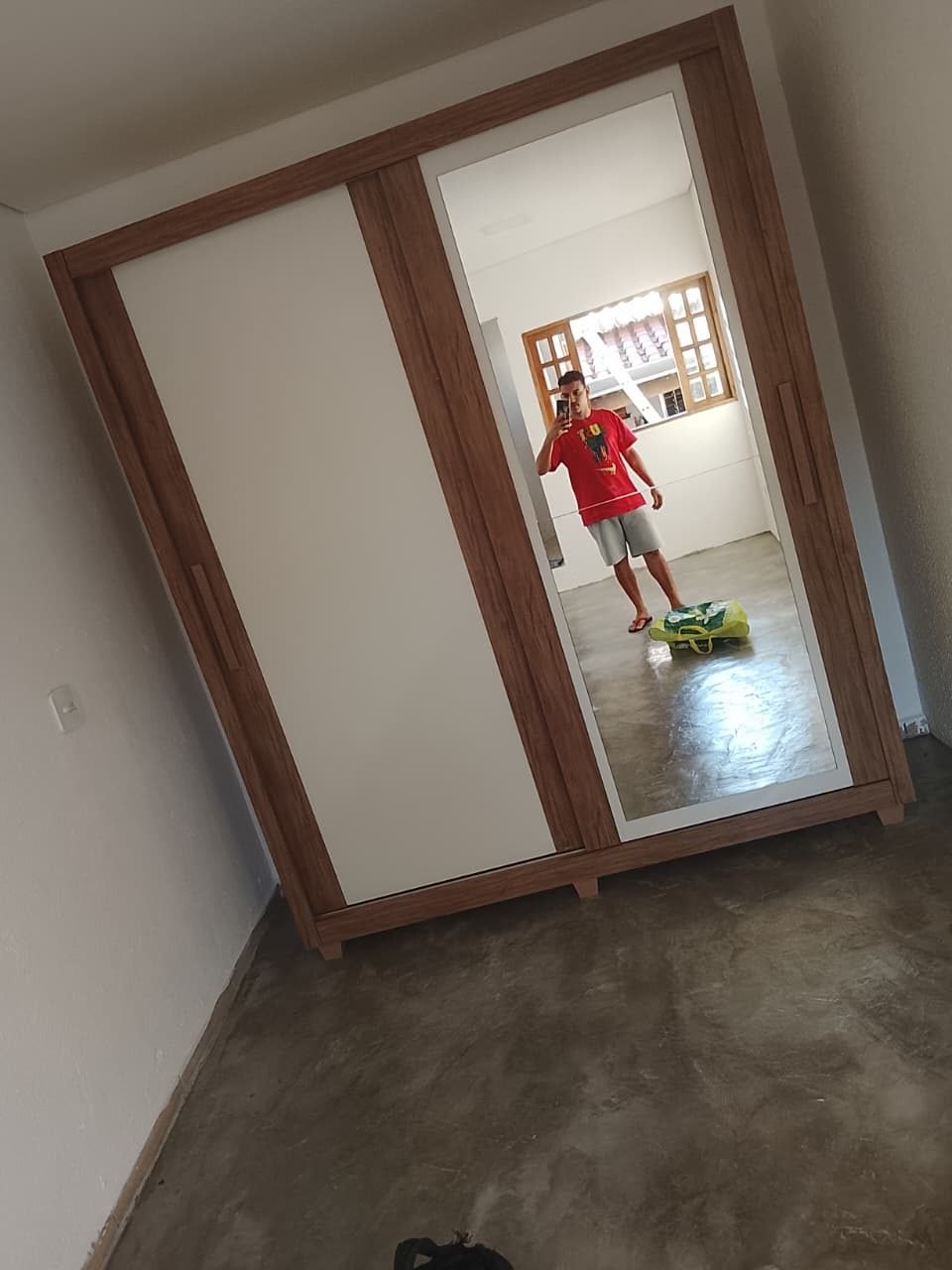 Guarda-roupa com espelho em quarto residencial