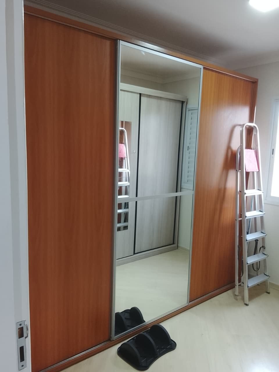 Guarda-roupa grande em ambiente residencial